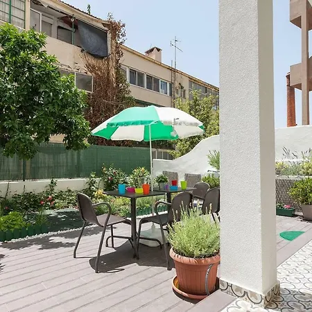 Sunny Orange Garden In リスボン