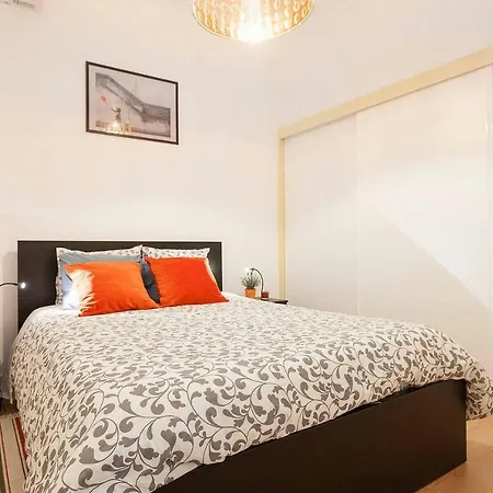 Sunny Orange Garden In Daire Lisboa