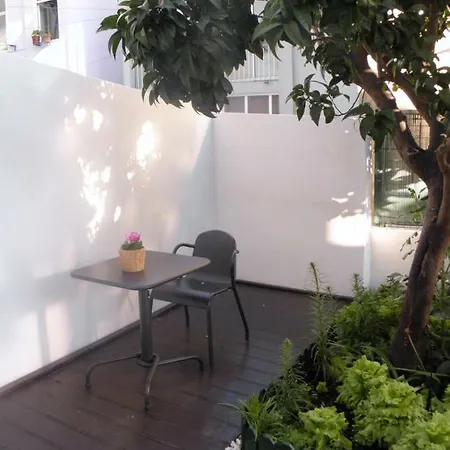 Sunny Orange Garden In アパート *