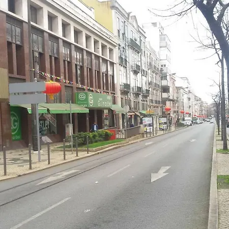 Sunny Orange Garden In ליסבון