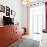 Sunny Orange Garden In Apartament Lizbona